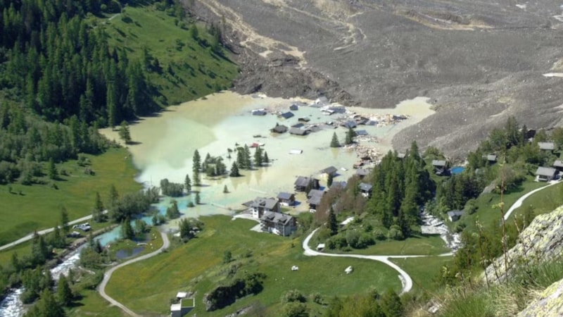 İsviçre'de çöken buzul, köyü yutmuştu: Bir kişinin cansız bedenine ulaşıldı
