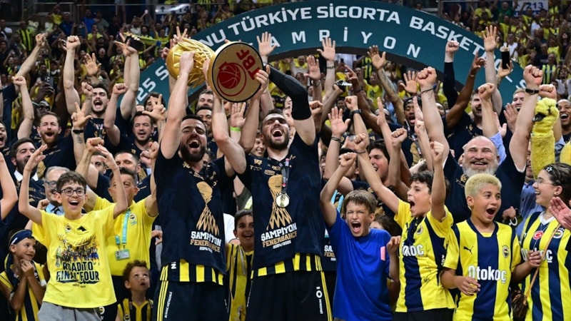 Fenerbahçe, sezonda 84 maça çıktı 3 kupayı müzesine götürdü