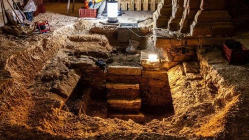 Fransa'da 400 yıllık mühürlü mezar bulundu