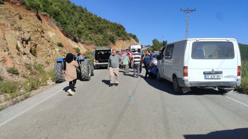 Hatay'da kontrolden çıkan otomobil uçuruma yuvarlandı