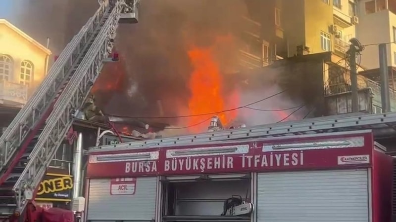 Bursa'da tarihi semtte çıkan yangın söndürüldü: 5 iş yeri zarar gördü