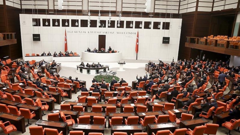 Meclis tatile girmiyor: Çalışma süresi 1 ay uzatıldı
