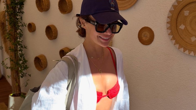 Uzak Şehir'in Alya'sı Sinem Ünsal sevgilisi Berk Cankat ile tatilde! Fotoğraflara beğeni yağdı