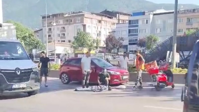 Bursa'da yolun karşısına geçmeye çalışan kadına otomobil çarptı