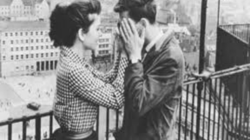 Şairlerin aşk dolu satırlarının altında yatan kadınlar; aşk kavuşamamaktır der kimileri