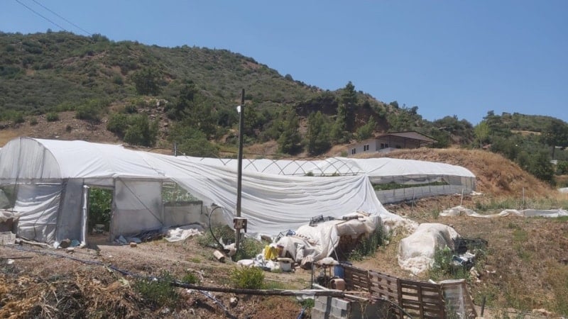 Antalya'da aniden başlayan hortum seralara zarar verdi