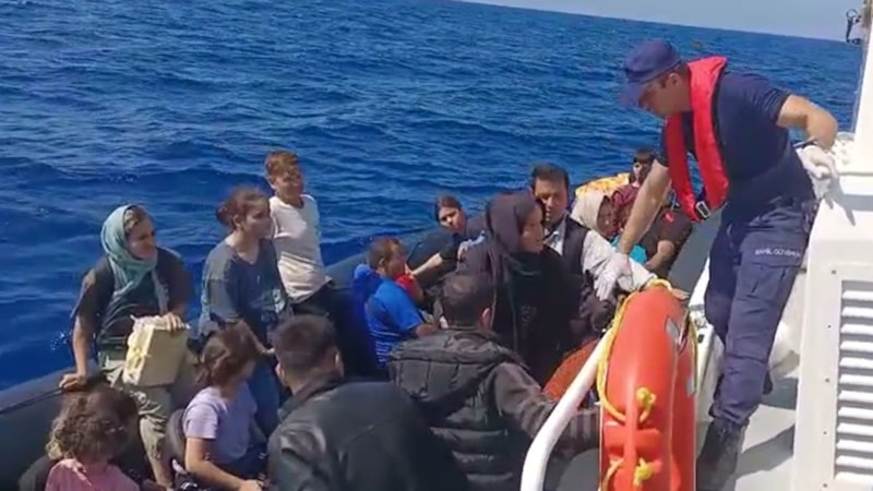 Çanakkale açıklarında 32 kaçak göçmen kurtarıldı