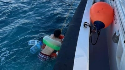 Bitlis'te Van Gölü açıklarına sürüklenen genci polis kurtardı