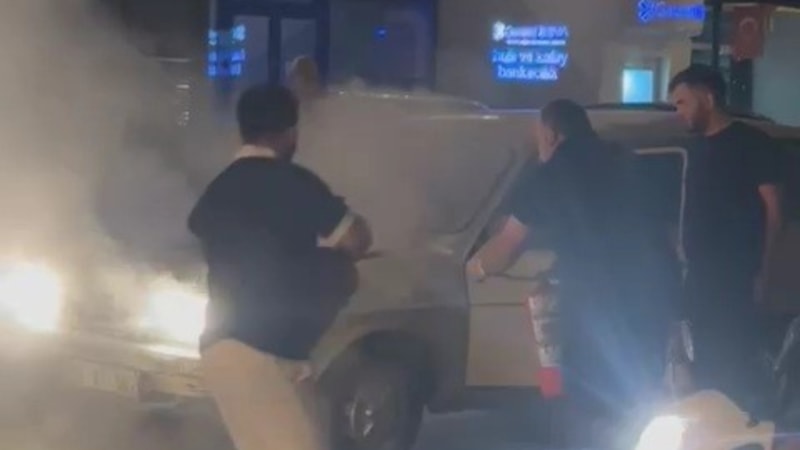 Karabük'te alev alan otomobilin yardımına vatandaşlar yetişti