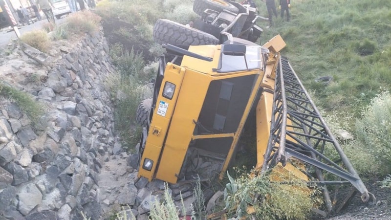 Erzurum’da devrilen vinç operatöründen kaçarken altında kaldı