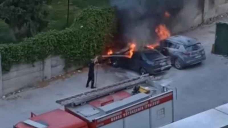 Bursa'da park halindeki araçtaki yangın, başka araca sıçradı