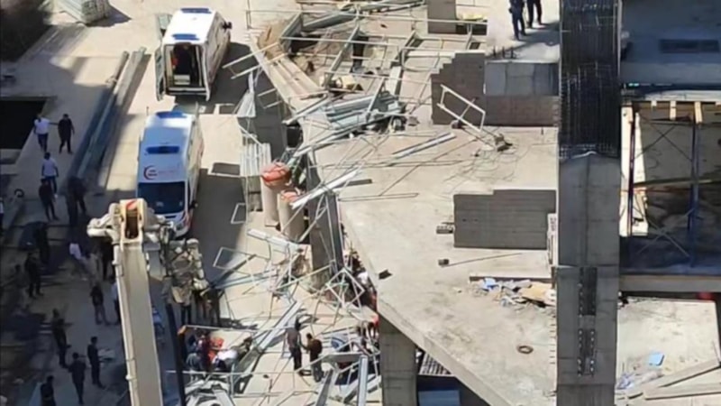 Elazığ'da inşaat iskelesi çöktü: 2 işçi yaralandı