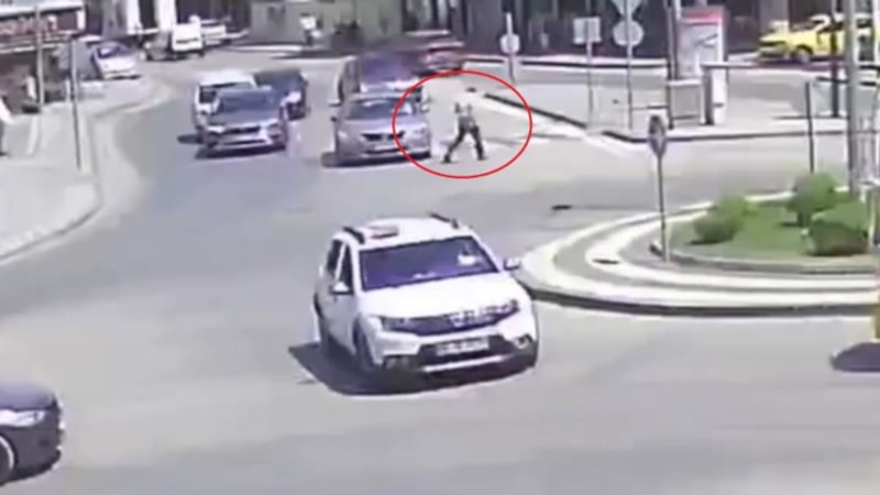 Bursa’da aracın çarptığı yaya, bir şey olmamış gibi ayağa kalktı