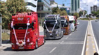 İstanbul'da son model tırlarla düğün konvoyu