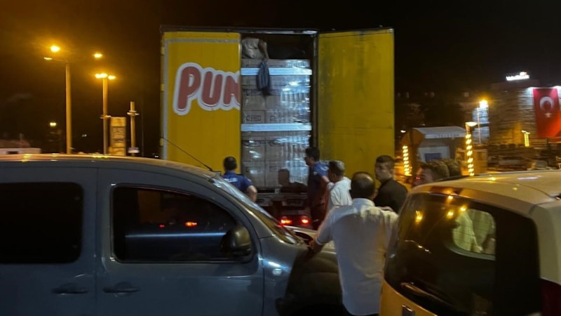 Çanakkale'de kaçak göçmenler tırın dorsesinde yakalandı