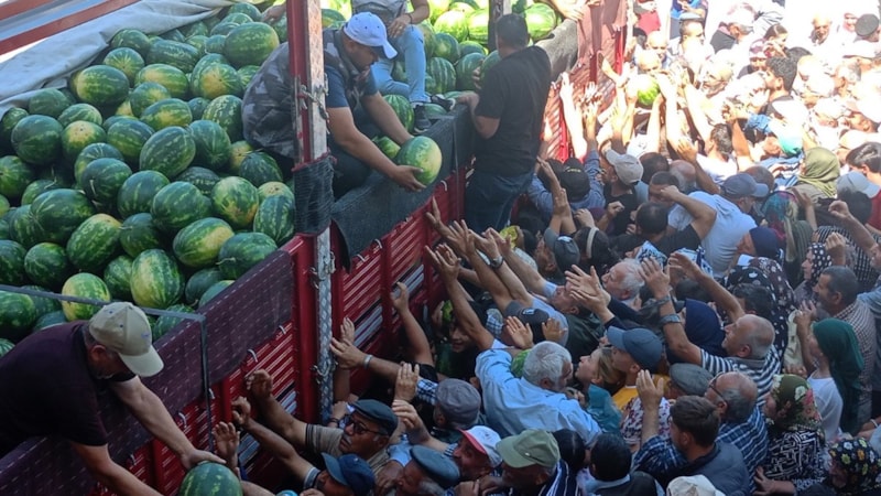 Adana'dan getirdiği 26 ton karpuzu Tokat'ta 45 dakikada dağıttı