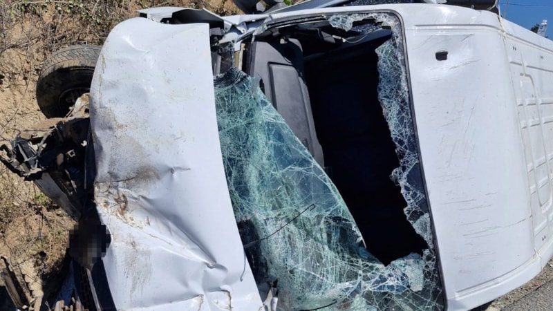 Kastamonu'da kontrolden çıkan minibüs su kanalına devrildi