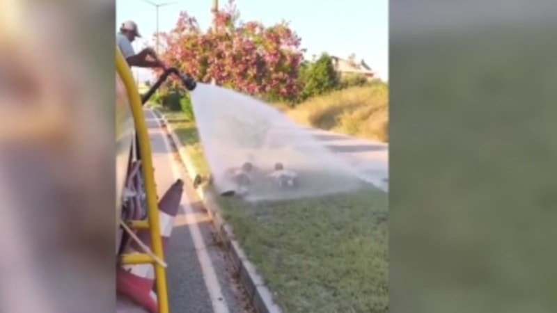 Antalya'da belediye arazözü, çocukları su sıkarak serinletti