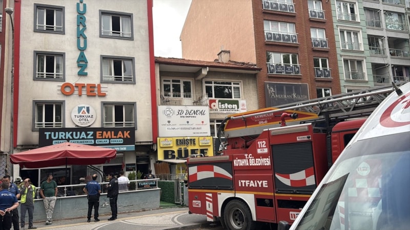Kütahya'da otelin zemin katındaki yangında 10 kişi dumandan etkilendi