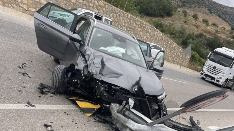 Tokat'ta bariyerlere çarpan otomobildeki 8 kişi yaralandı