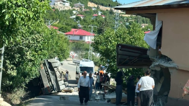 Mersin'de eve çarpıp devrilen kamyonun sürücüsü hayatını kaybetti