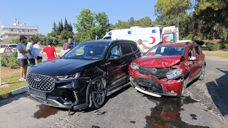 Antalya’da iki otomobil çarpıştı: 7 yaralı