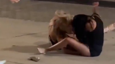 Teksas'ta kadınların sokak kavgası kamerada