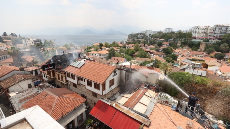 Antalya'da tarihi Kaleiçi'nde yangın çıktı: Ekipler kontrol altına aldı