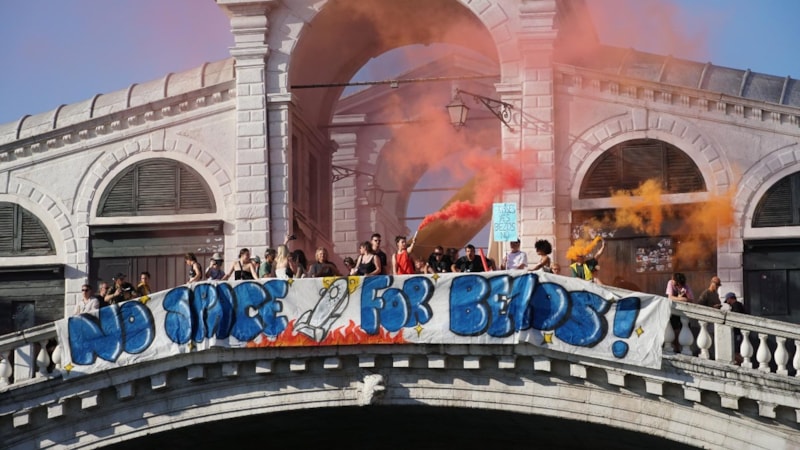 İtalya'da milyarder Jeff Bezos'ın düğünü protesto edildi