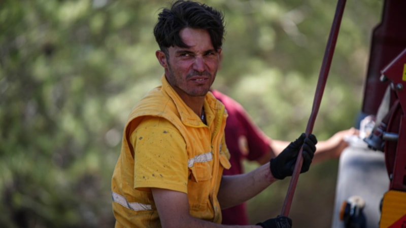 İzmir'de alev savaşçılarının orman yangınlarıyla mücadelesi sürüyor