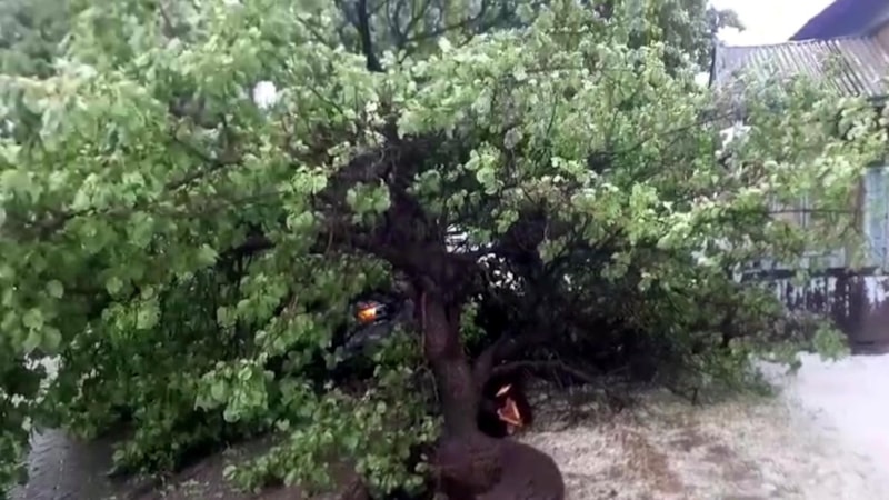 Kars'ta dolu ve sağanak nedeniyle caddeler göle döndü