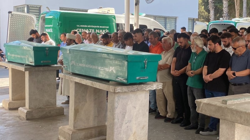 Mersin'de oto yıkamacıda ölen 4 gençten 2'si toprağa verildi