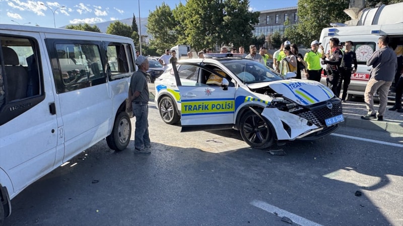 Kahramanmaraş’ta polis aracıyla minibüs çarpıştı: 4 yaralı