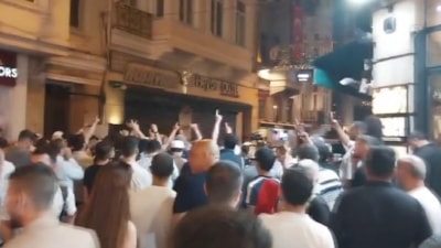 Leman dergisi binası önünde gerginlik