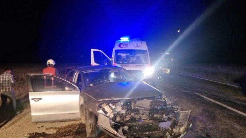 Çorum'da iki otomobil kafa kafaya çarpıştı: 4 yaralı