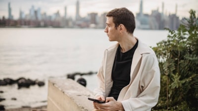 Seyahat ederken dijital kitaplarla kütüphaneni yanında taşı