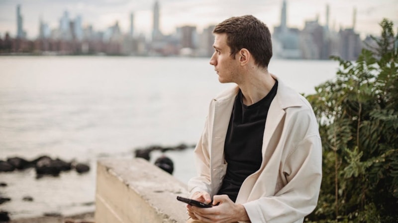 Seyahat ederken dijital kitaplarla kütüphaneni yanında taşı