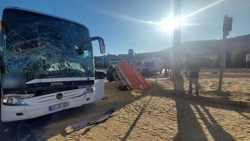 Kırıkkale'de yolcu otobüsü ile traktör çarpıştı