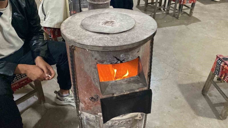 Türkiye terliyor, bir tek orası üşüyor: Kış yeniden geldi! Soba yakıyorlar...