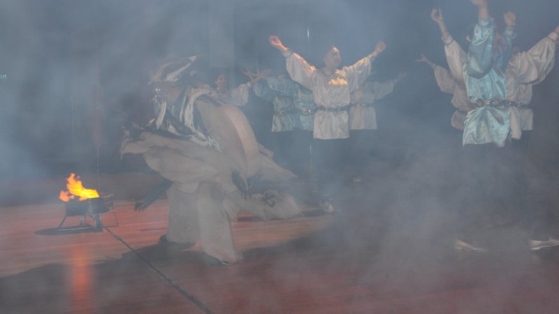 Kars’ta mezuniyet gösterisinde şaman kıyafeti alev aldı