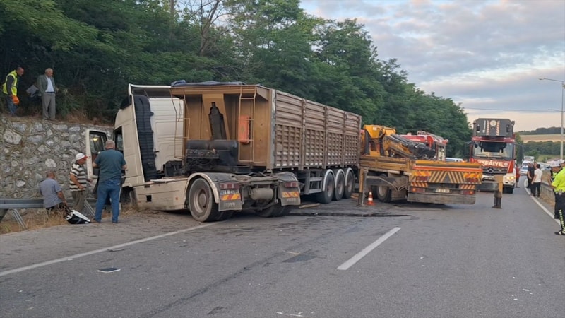 Samsun'da yola düşen tomruklar kazaya neden oldu: Traktör sürücüsü ağır yaralandı