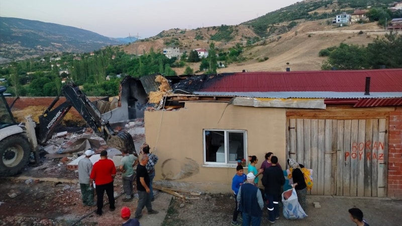Sivas'ta bir ev, ahır ve samanlık yandı