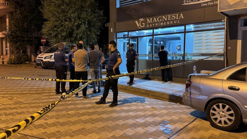 Manisa'da emlak ofisinde çıkan silahlı kavgada 1 kişi öldü