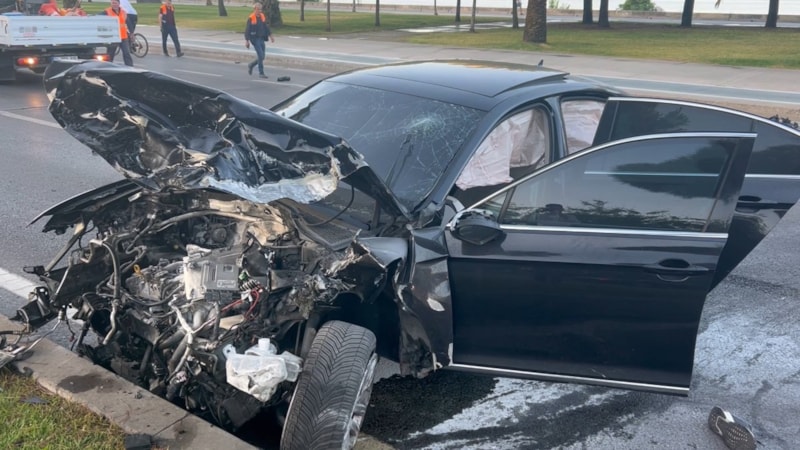 İstanbul'da iki otomobil çarpıştı: 1’i ağır 3 yaralı