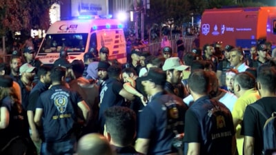 CHP'nin Saraçhane mitinginde, polise taşlı saldırı