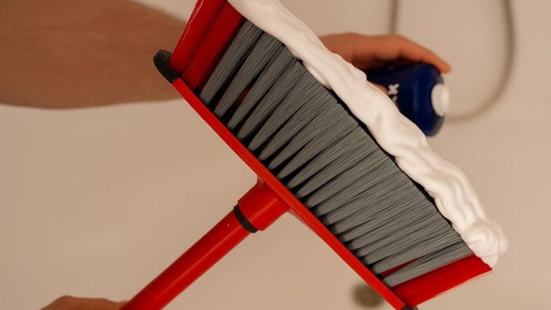 Fırçaya bir miktar tıraş köpüğü sürün, yıkadığınız yerler nasıl cam gibi parlıyor görün