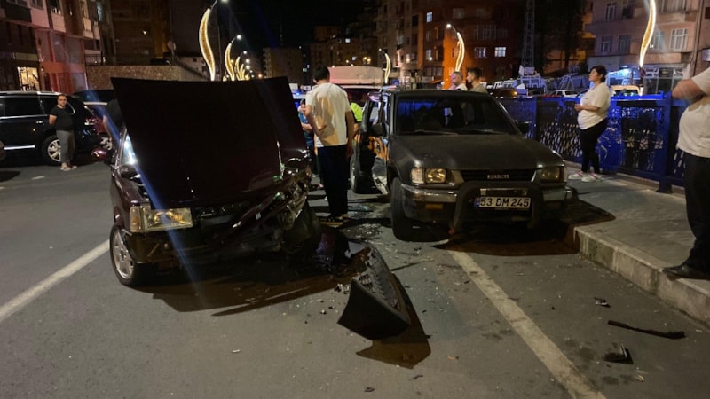 Rize'de park halindeki kamyonete çarptı