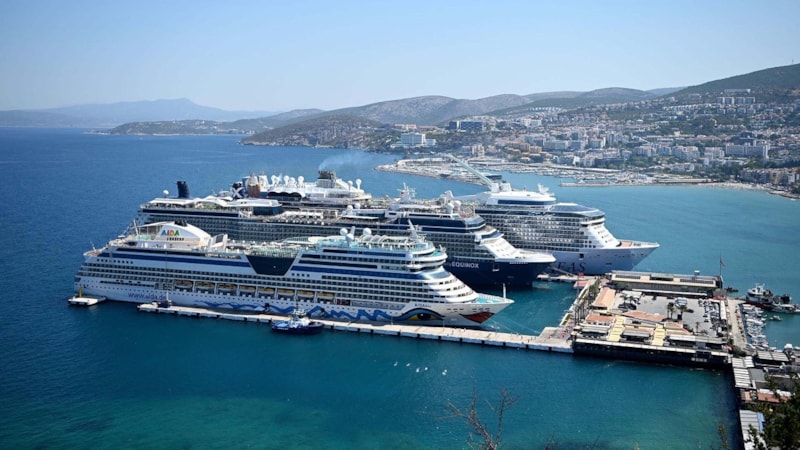 Aydın Kuşadası'na 3 kruvaziyerle 10 bin 649 turist geldi