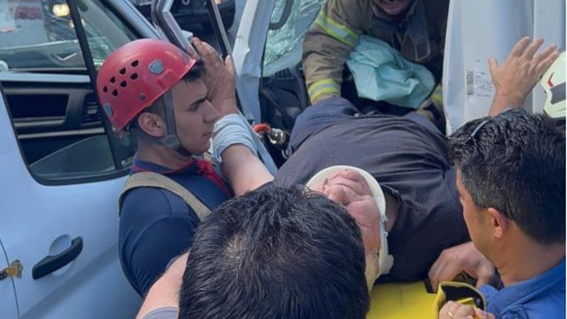 İstanbul'daki kazada kamyonet ile panelvan kafa kafaya çarpıştı