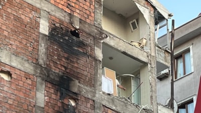 Güngören’de yıkım sırasında yan binanın duvarları eksik çıktı